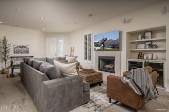 7400 E Gainey Club Dr in Scottsdale, AZ - Foto de edificio - Building Photo