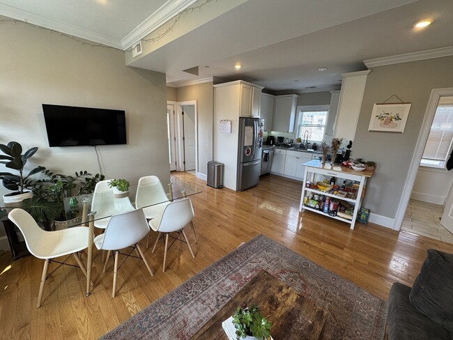 183 River St, Unit 3 in Cambridge, MA - Foto de edificio - Building Photo