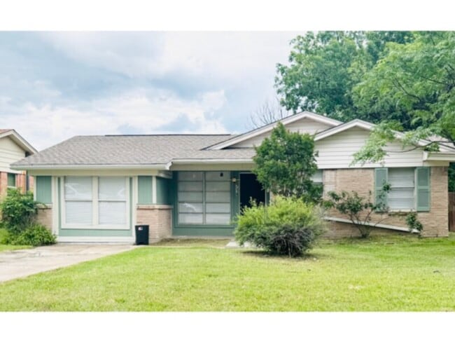 property at 714 Pebble Creek Ln
