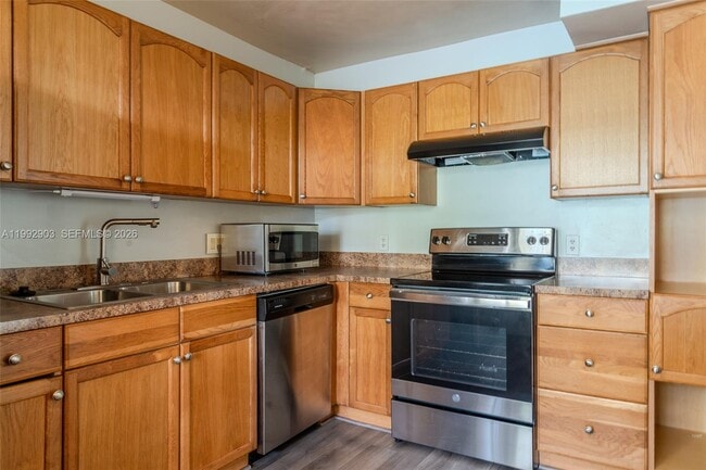 16431 Blatt Blvd, Unit 103 in Weston, FL - Foto de edificio - Building Photo