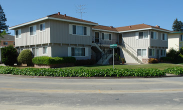 682 Grand Coulee Ave in Sunnyvale, CA - Building Photo - Building Photo