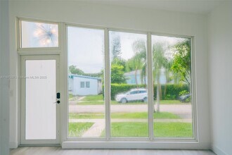 8251 SW 30th St in Miami, FL - Foto de edificio - Building Photo