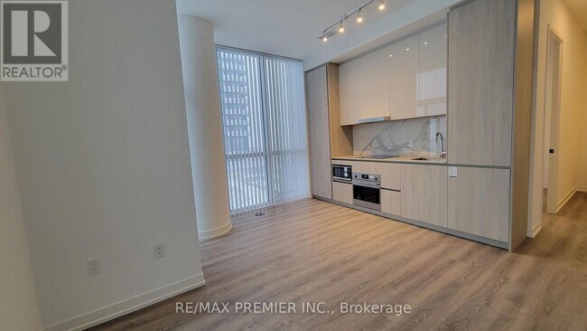 8 Interchange Wy in Vaughan, ON - Building Photo - Building Photo