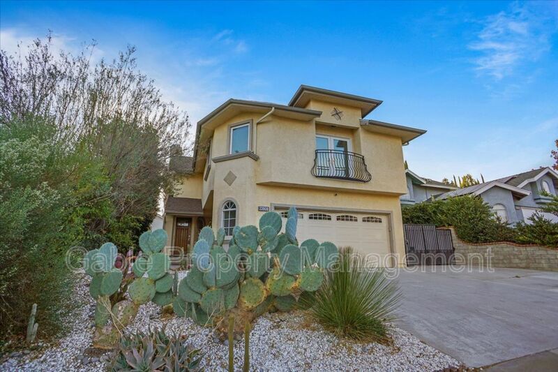 22808 Boxwood Ln in Santa Clarita, CA - Foto de edificio