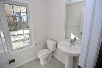7776 White Pine Cres in Niagara Falls, ON - Building Photo - Building Photo