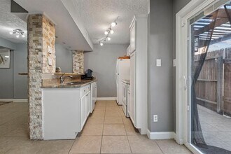 6111 Beverly Hill St in Houston, TX - Building Photo - Building Photo