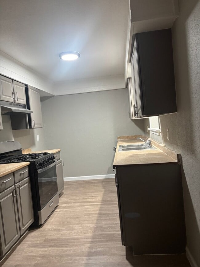 1121 Woodcrest Dr in Garland, TX - Building Photo - Building Photo