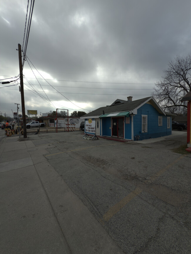 500 W Hildebrand Ave in San Antonio, TX - Building Photo - Building Photo