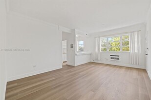 4710 Pine Tree Dr in Miami Beach, FL - Building Photo