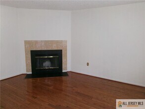 23 Colleen Ct in Kendall Park, NJ - Building Photo - Building Photo