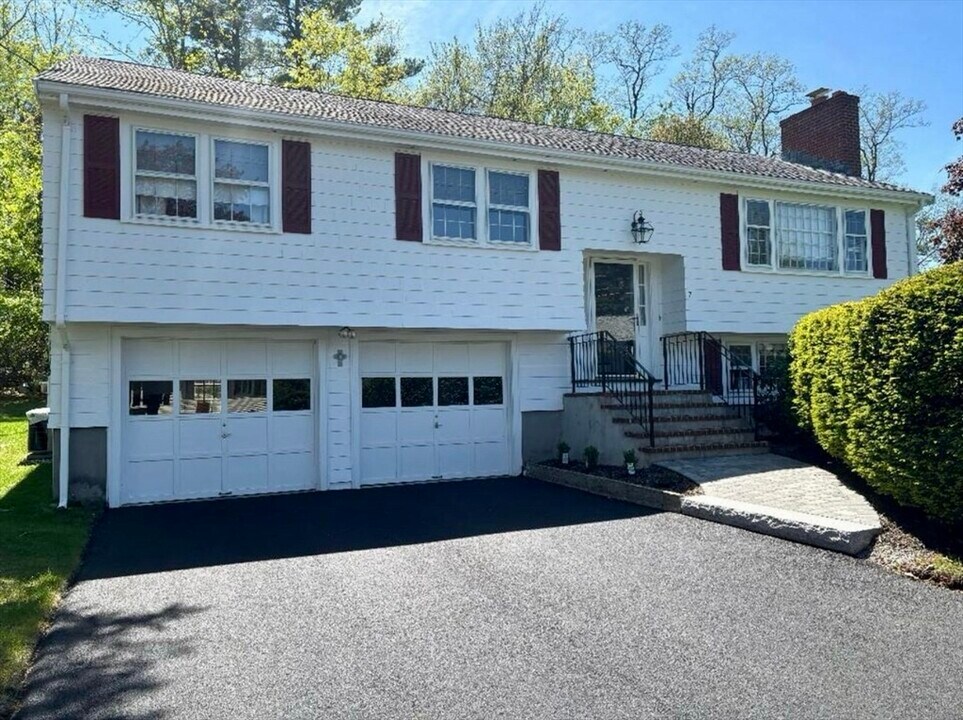 7 Canterbury Rd in Woburn, MA - Building Photo