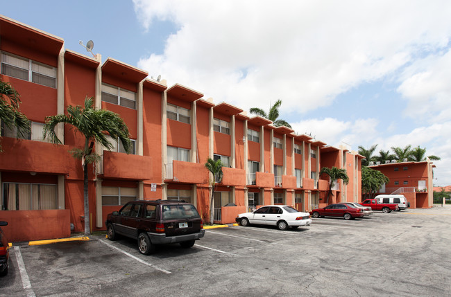 Airport Paradise Apartments in Miami, FL - Building Photo - Building Photo