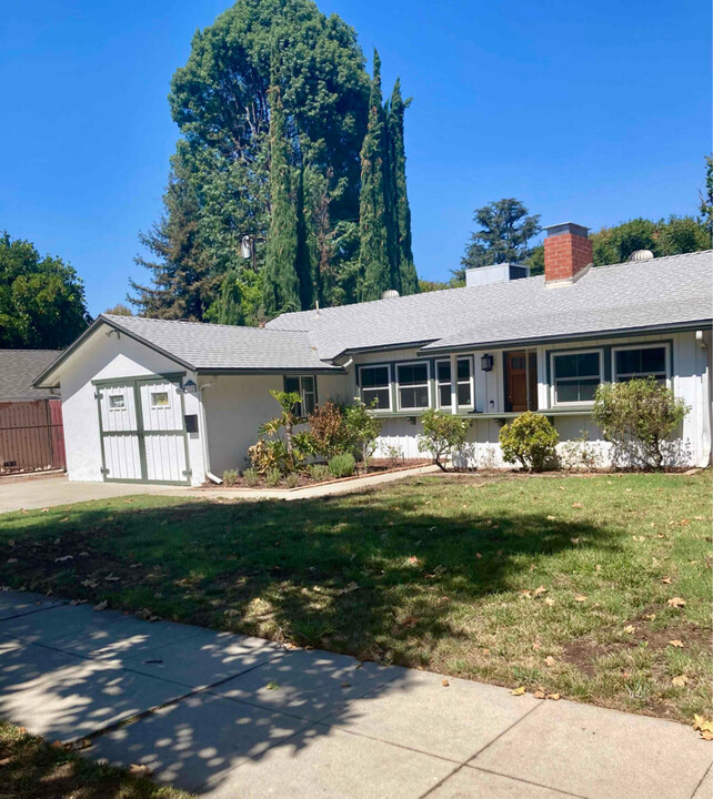 17329 Stagg St in Los Angeles, CA - Foto de edificio