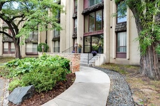 Wayzata Woods in Wayzata, MN - Foto de edificio - Building Photo