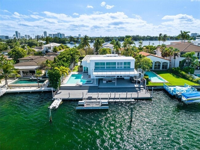 1055 Stillwater Dr in Miami Beach, FL - Building Photo - Building Photo