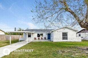 521 Florida Cir S in Apollo Beach, FL - Building Photo