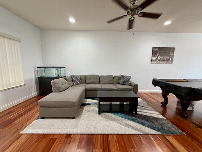 16489 Liberty St in San Leandro, CA - Foto de edificio - Building Photo