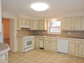 2699 Cabin Dr in Wickliffe, OH - Building Photo - Building Photo