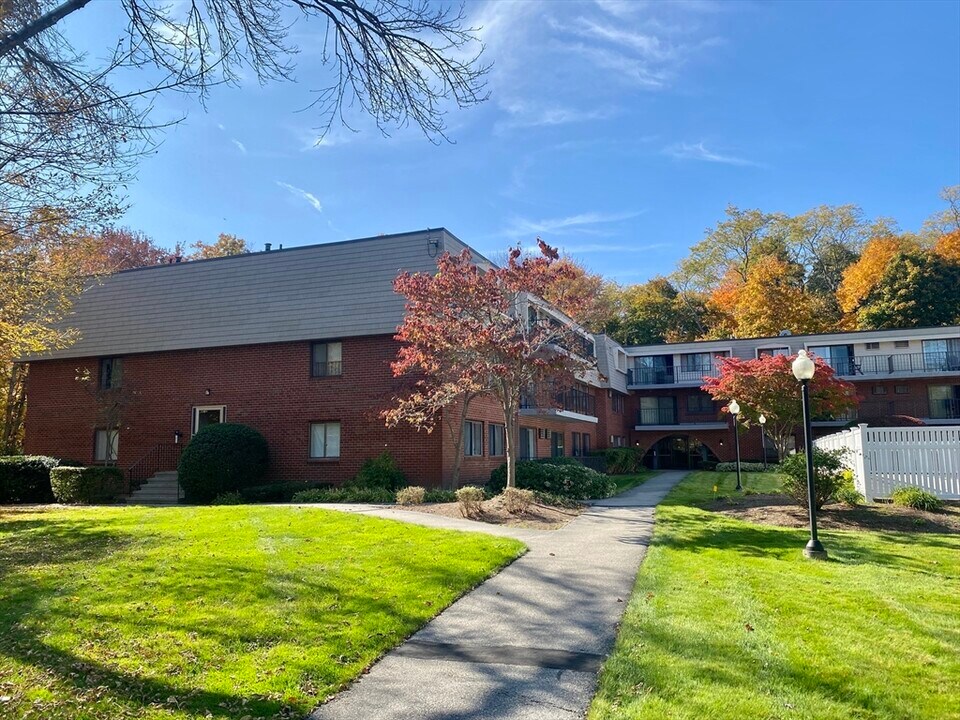 573 Broad St in Weymouth, MA - Building Photo