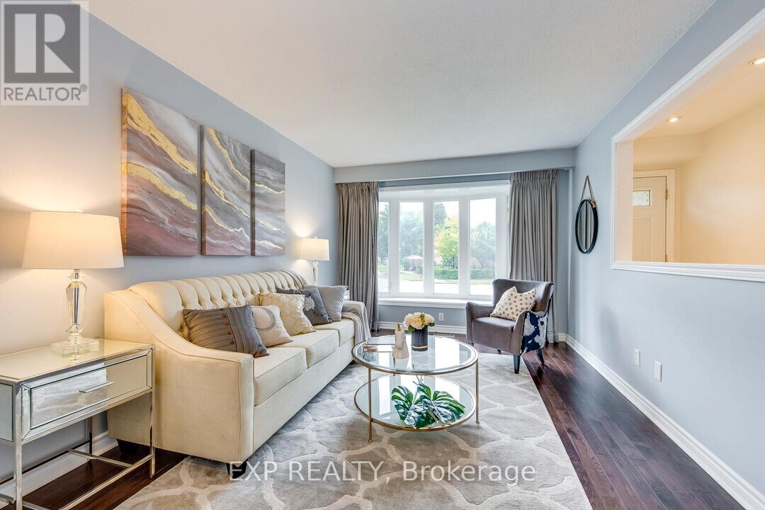 102 Orsett St in Oakville, ON - Building Photo
