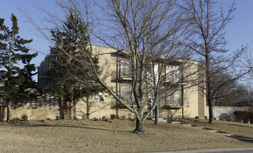 Glenwood Garden Apartments in Overland Park, KS - Building Photo - Building Photo