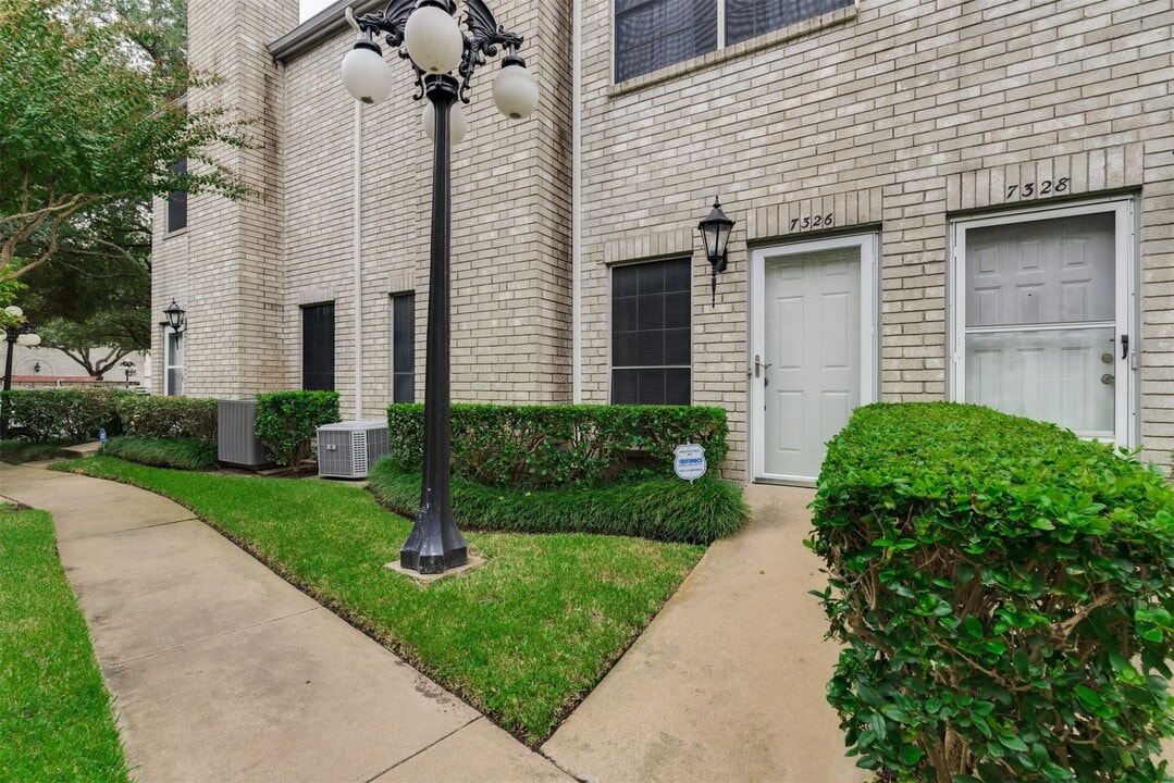 7326 Regency Square Ct in Houston, TX - Building Photo