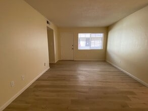 4421 Palmacia Dr in Bakersfield, CA - Foto de edificio - Building Photo