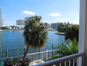 121 Golden Isles Dr, Unit 104 in Hallandale Beach, FL - Foto de edificio - Building Photo