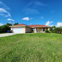 1004 Columbus Blvd in Lehigh Acres, FL - Building Photo