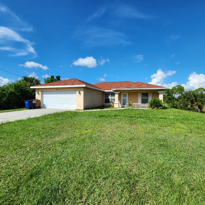 1004 Columbus Blvd in Lehigh Acres, FL - Building Photo