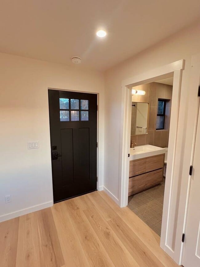 608 Montana Ave in Santa Monica, CA - Building Photo - Building Photo