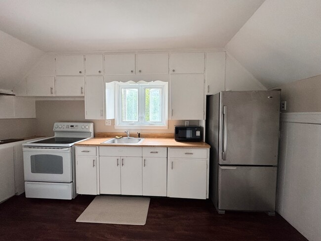 158 Christiana St, Unit Upper Unit in Duplex in North Tonawanda, NY - Building Photo - Building Photo