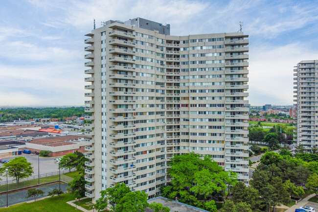 220 Steeles Avenue West in Brampton, ON - Building Photo - Building Photo