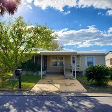 15017 Johansson Ave in Hudson, FL - Foto de edificio - Building Photo