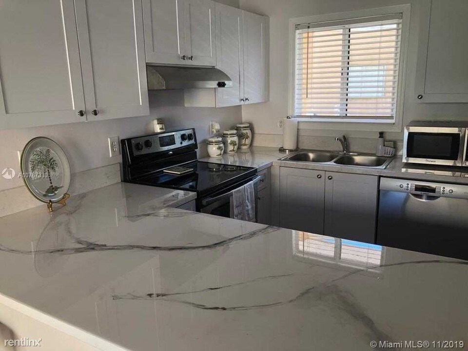 6215 SW Kendale Lakes Cir in Miami, FL - Foto de edificio