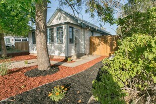 4898 S Logan St in Englewood, CO - Building Photo