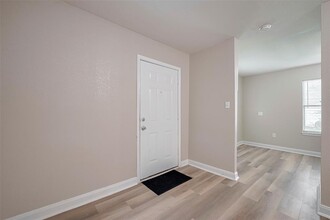 5118 Plum Dr in Houston, TX - Building Photo - Building Photo