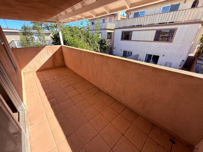 1108 Hingham Ln in Ventura, CA - Foto de edificio - Building Photo