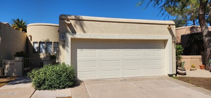 8100 Camelback Rd in Scottsdale, AZ - Building Photo - Building Photo