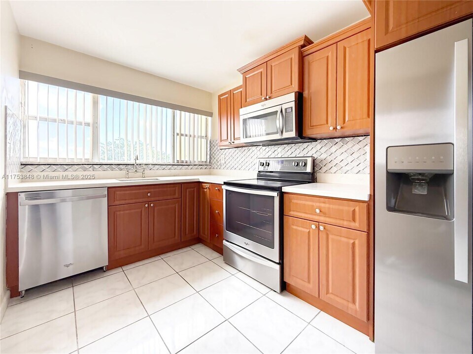 942 NE 199th St in Miami, FL - Building Photo