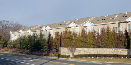 Seasons at East Meadow in East Meadow, NY - Foto de edificio - Building Photo