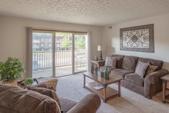 Crestbrook Apartments & Townhomes in Crescent Springs, KY - Building Photo - Interior Photo