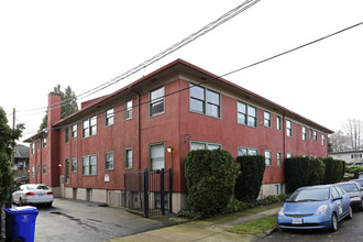 Santa Monica Court Apartments in Portland, OR - Building Photo - Building Photo