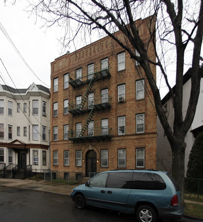 104 Booraem Ave in Jersey City, NJ - Foto de edificio - Building Photo