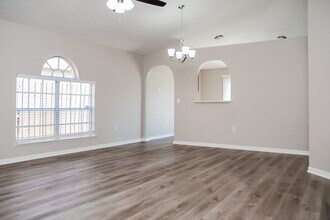 1023 Brenton Leaf Dr in Ruskin, FL - Foto de edificio - Building Photo