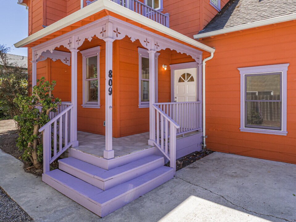 809 Laurel St in Santa Cruz, CA - Building Photo