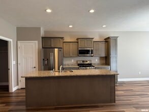 4511 Castle Pines Dr in Springfield, IL - Building Photo - Building Photo