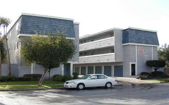 Stark Drive Apartments in Huntington Beach, CA - Building Photo