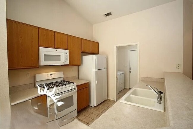 404 W Azure Ave in North Las Vegas, NV - Building Photo - Building Photo