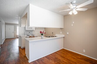 110 Peppertree Apartments in Cypress, CA - Foto de edificio - Interior Photo